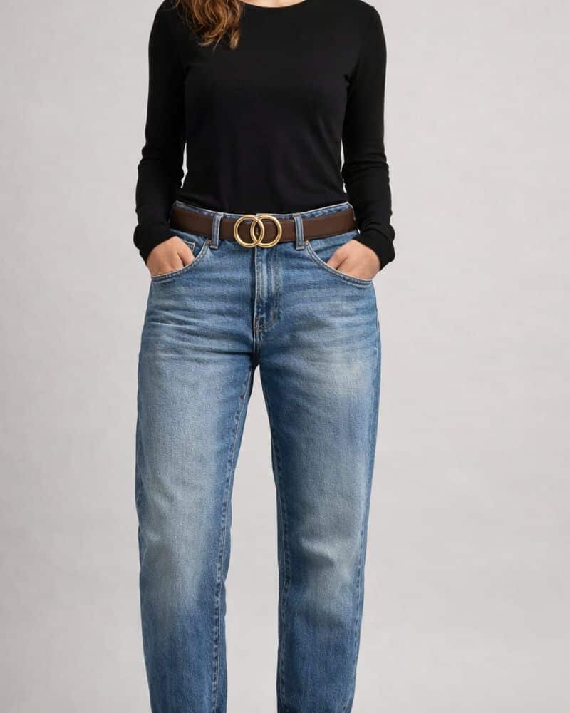 Bruine damesriem zonder gaatjes op een jeans